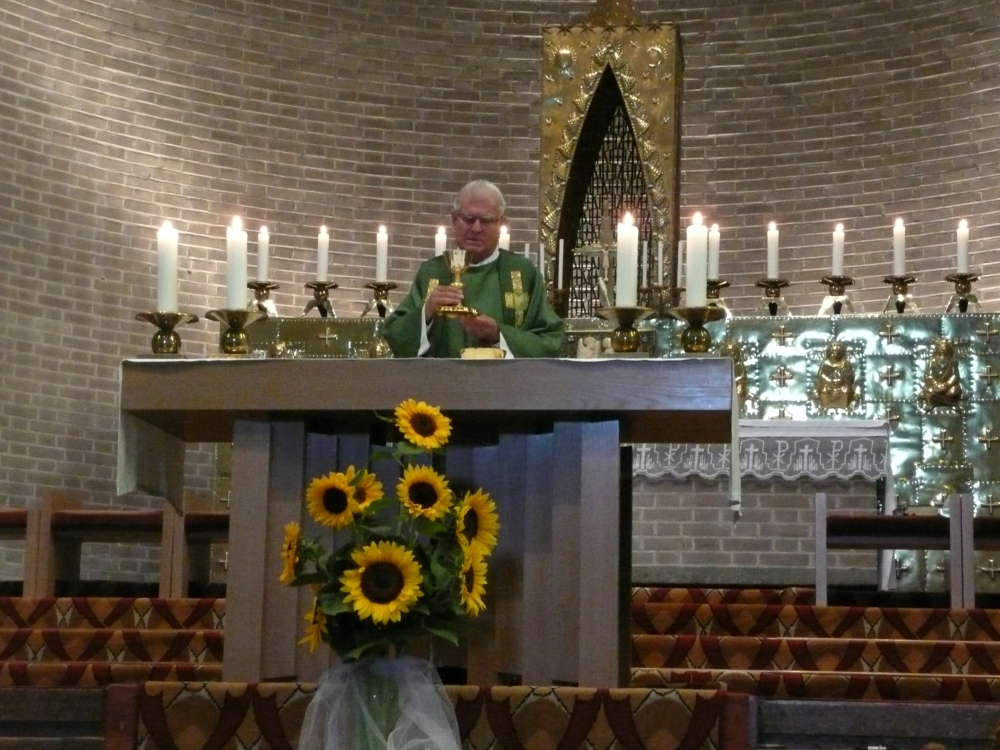 In der Kirche: Pfarrer Hautmann zelebriert die Messe